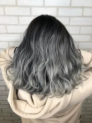 ミディアム カラー 小島 侑衣のヘアスタイル