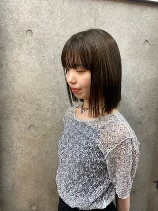 カラー レナ/レイヤーカット /艶感カラーのヘアスタイル