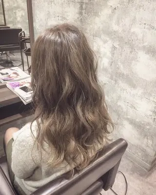 セミロング カラー ハイトーンブリーチ 土坂 由志【京都】のヘアスタイル