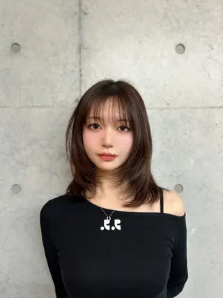 ミディアム ヒナ/レイヤーカット 艶感ワンカラーのヘアスタイル