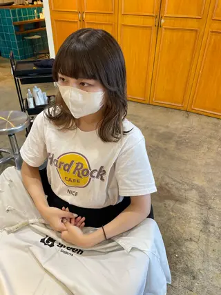 ミディアム カラー MIOベージュカラー 柔らかいカラーのヘアスタイル