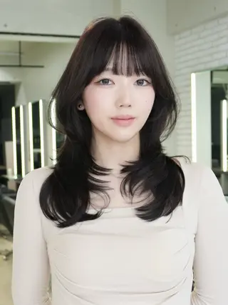 セミロング カラー Airi 韓国y2k ハイレイヤーのヘアスタイル