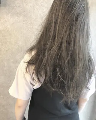 セミロング カラー 顔周りレイヤーカット ブリーチminamiのヘアスタイル