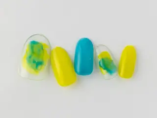 ショート Tiary🤍 Sachikaのネイルデザイン