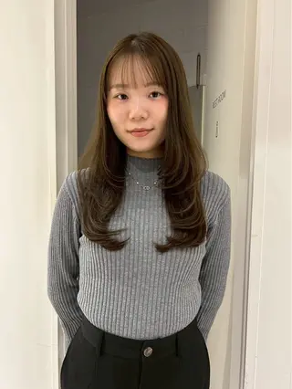 セミロング カラー オリーブベージュ/ ブリーチなし透明感のヘアスタイル