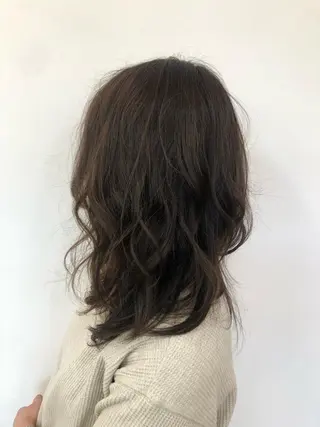 セミロング 渡辺 リオのヘアスタイル