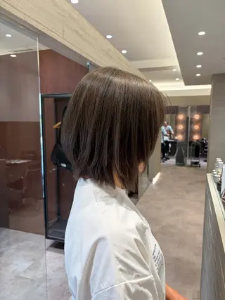 ショート カラー サキ🤍ハイトーン 🩰くびれ巻きヘアのヘアスタイル
