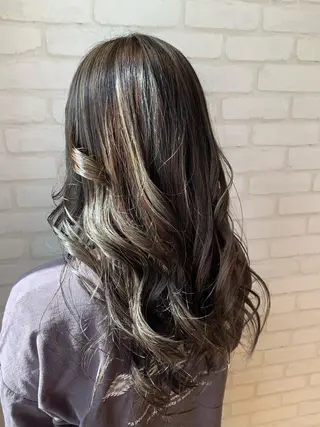 ロング カラー 秋葉 万柚子のヘアスタイル