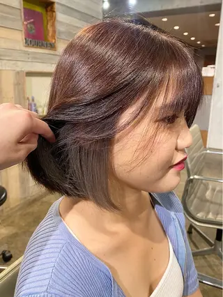 ショート ブリーチカラー/ブロ ンドレイヤーカットのヘアスタイル