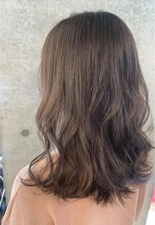 セミロング カラー 梅本 有希のヘアスタイル
