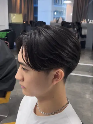 パーマ メンズ 梅田/センターパート 山下学偉のヘアスタイル