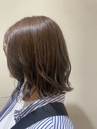ミディアム カラー 曻地 彩乃のヘアスタイル