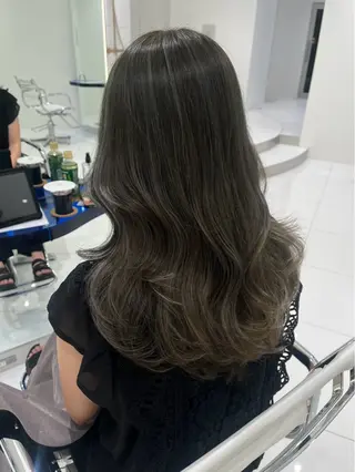 ロング 金 順惠のヘアスタイル