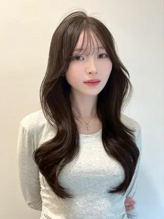 カラー トレンド透明感🫧/ 韓国レイヤー🤍のヘアスタイル