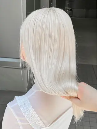 セミロング カラー イツク ⚡️ ルーツ/ハイトーンのヘアスタイル