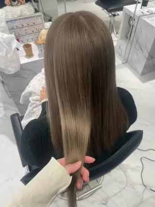 セミロング カラー yuzuna ハイトーン 天神のヘアスタイル