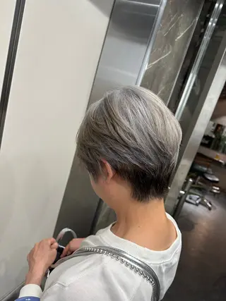 ショート カラー レイヤーブリーチ特化 ホワイト専門/岸のヘアスタイル