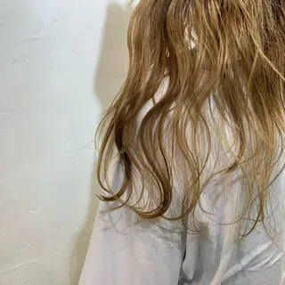 ロング カラー wakana/ 柔らかベージュカラーのヘアスタイル