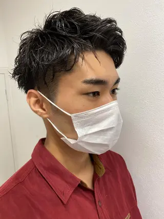 パーマ メンズ 渡部凌我 小顔ウルフ ハイトーンカラーのヘアスタイル