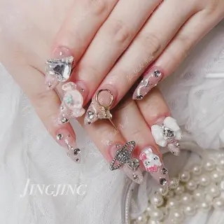 ネイル 🦋 Queenieのネイルデザイン