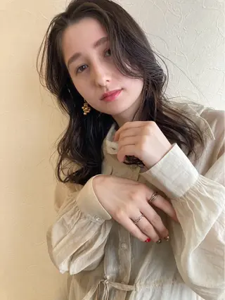 ミディアム カラー 位田 結実のヘアスタイル