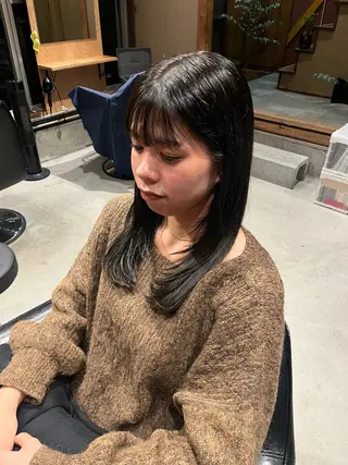 セミロング カラー 溝曽路 優衣のヘアスタイル