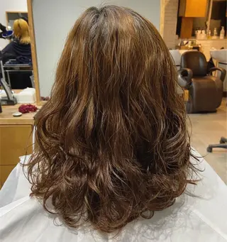 セミロング パーマ 安岡美咲✂︎ 艶カラー/髪質改善のヘアスタイル
