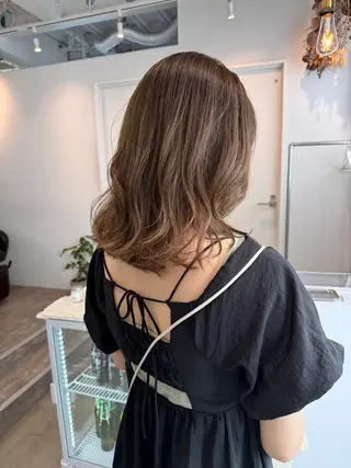 ミディアム カラー 松坂 真衣のヘアスタイル