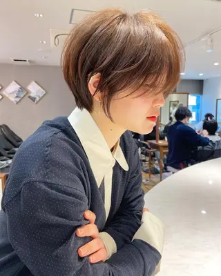 ショート 透明感オリーブ🫒/ ブリーチなしWカラーのヘアスタイル