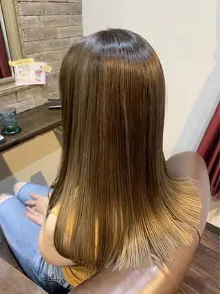 カラー セミロング 美髪 カラーリストのヘアスタイル