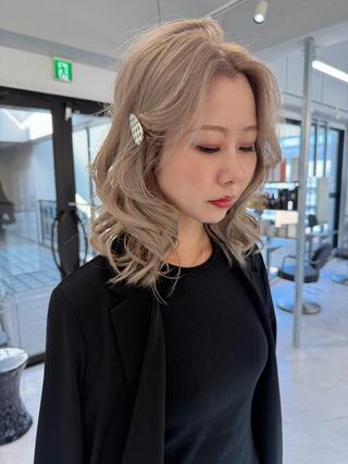 ミディアム カラー TATSUハイトーン ミルクティーベージュのヘアスタイル