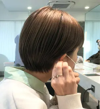ショート カラー ミルクティーベージュ /ブリーチ/Wカラーのヘアスタイル