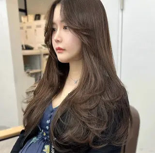 ロング カラー 山﨑 優衣のヘアスタイル