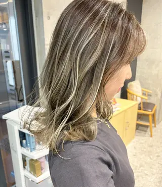 セミロング カラー ブリーチカラーレイヤ ーカット🦋annaのヘアスタイル