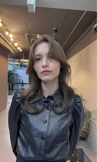 ミディアム カラー レイヤーカット 西村あきやのヘアスタイル