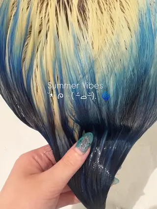 カラー ヨシノ マナウのヘアスタイル