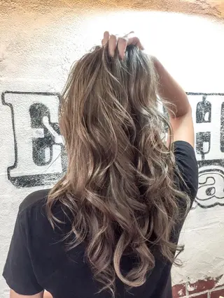 ロング EIGHT plum TOKIOリミテッドのヘアスタイル