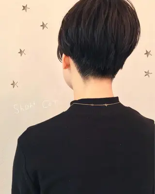 ショート カラー 市川 千夏のヘアスタイル