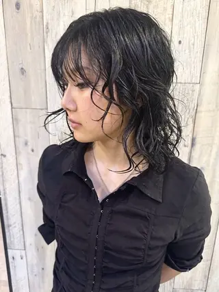 ミディアム パーマ 出川 結菜のヘアスタイル
