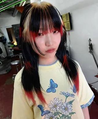 セミロング カラー qiie/ハイトーン インナーカラーのヘアスタイル