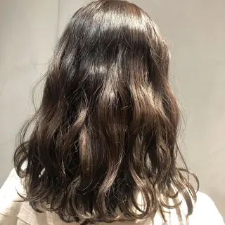 ミディアム カラー カジュアルを女っぽく 𝗮𝘆𝗮𝗰𝗼のヘアスタイル