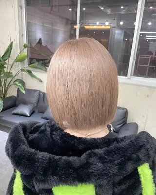 カラー 艶髪／ハイトーン ブリーチ／髪質改善のヘアスタイル