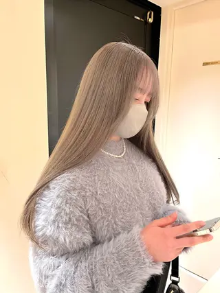 ロング 淡いハイトーンカラー レイヤーカットゆうかのヘアスタイル