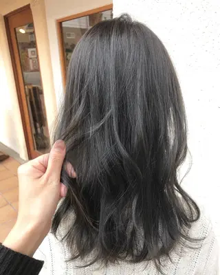 カラー kana .オリーブ /ナチュラルヘアのヘアスタイル