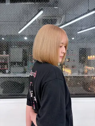 ロング カラー 縮毛ブリーチ／黒染め 複雑履歴／ホワイトのヘアスタイル
