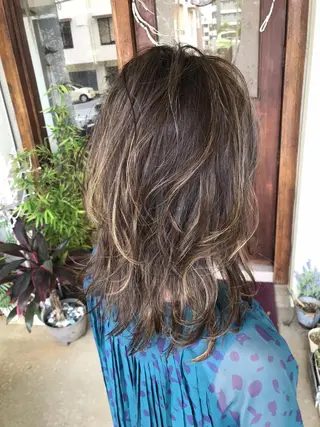 ミディアム カラー grand juteのヘアスタイル