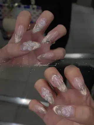 ネイル 𝘙𝘪𝘰𝘯𝘢 ...🕯🤍のネイルデザイン