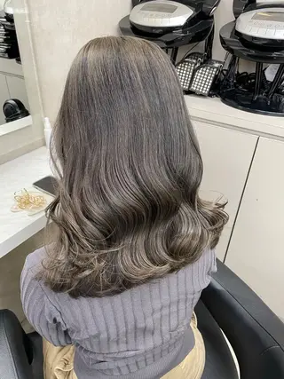 セミロング カラー 抜け感レイヤー︴ ニュアンスカラーのヘアスタイル