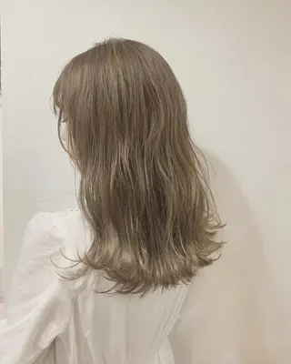 ミディアム カラー ハイトーンボブ 前田 表参道　グレージュのヘアスタイル