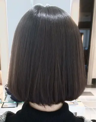 ショート カラー ぱつっとボブ/ 小野あかねのヘアスタイル